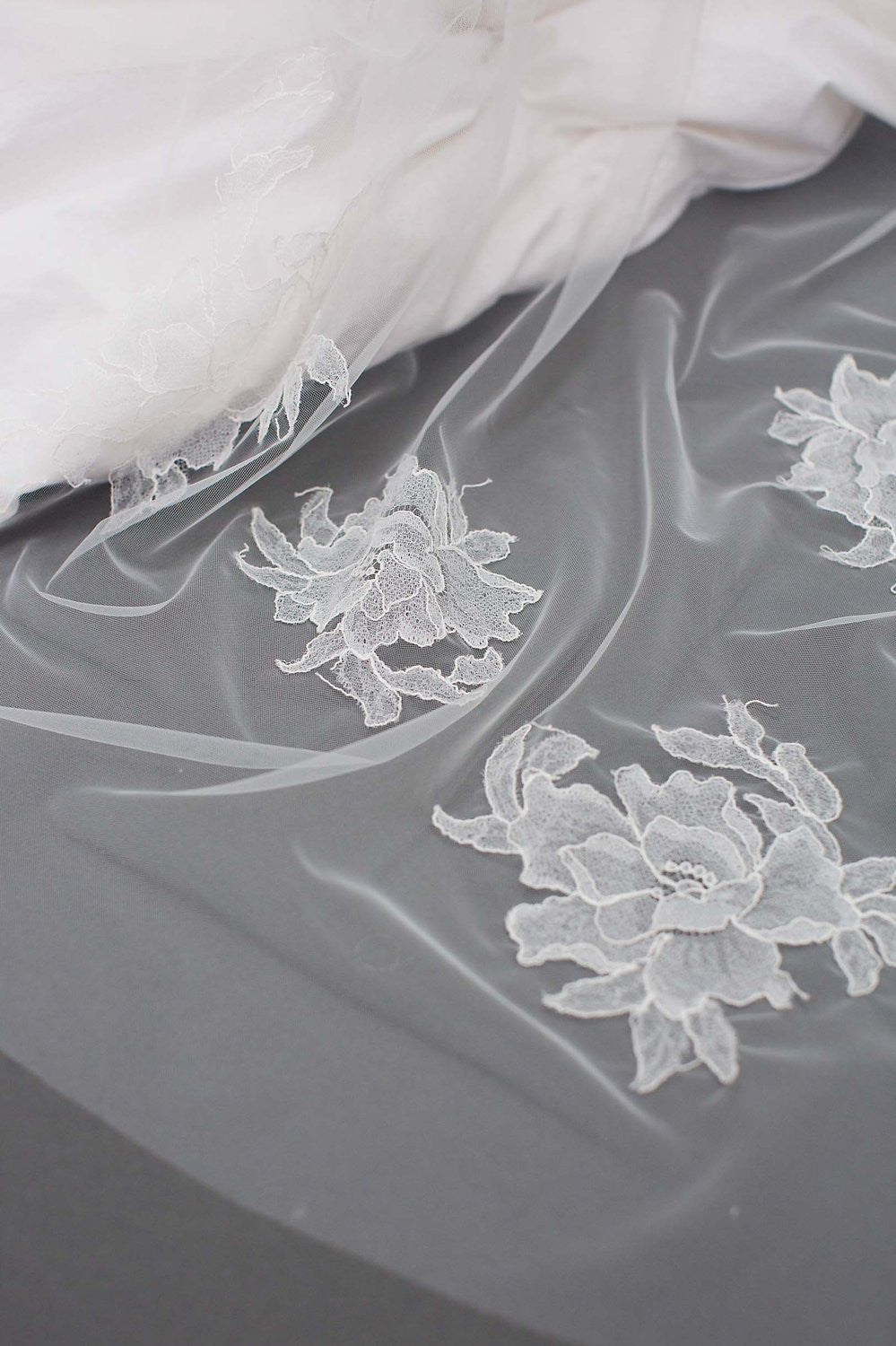 FLOATING ROSES FRENCH LACE CIRCLE VEIL IN IVORY