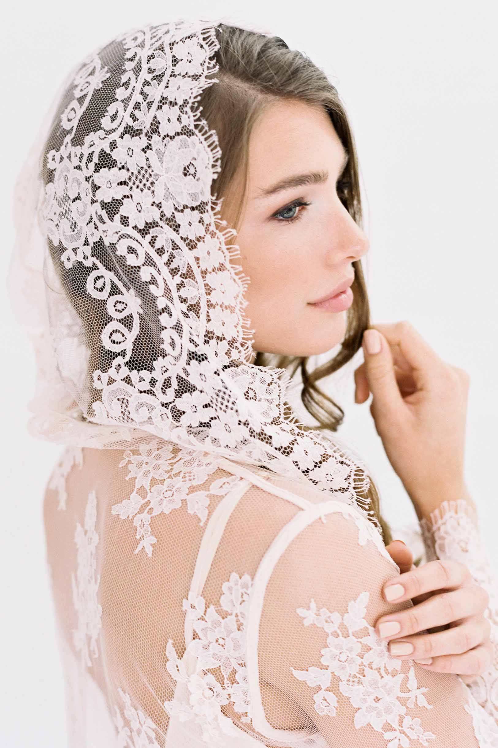 Stella Hooded French lace robe in Ivory