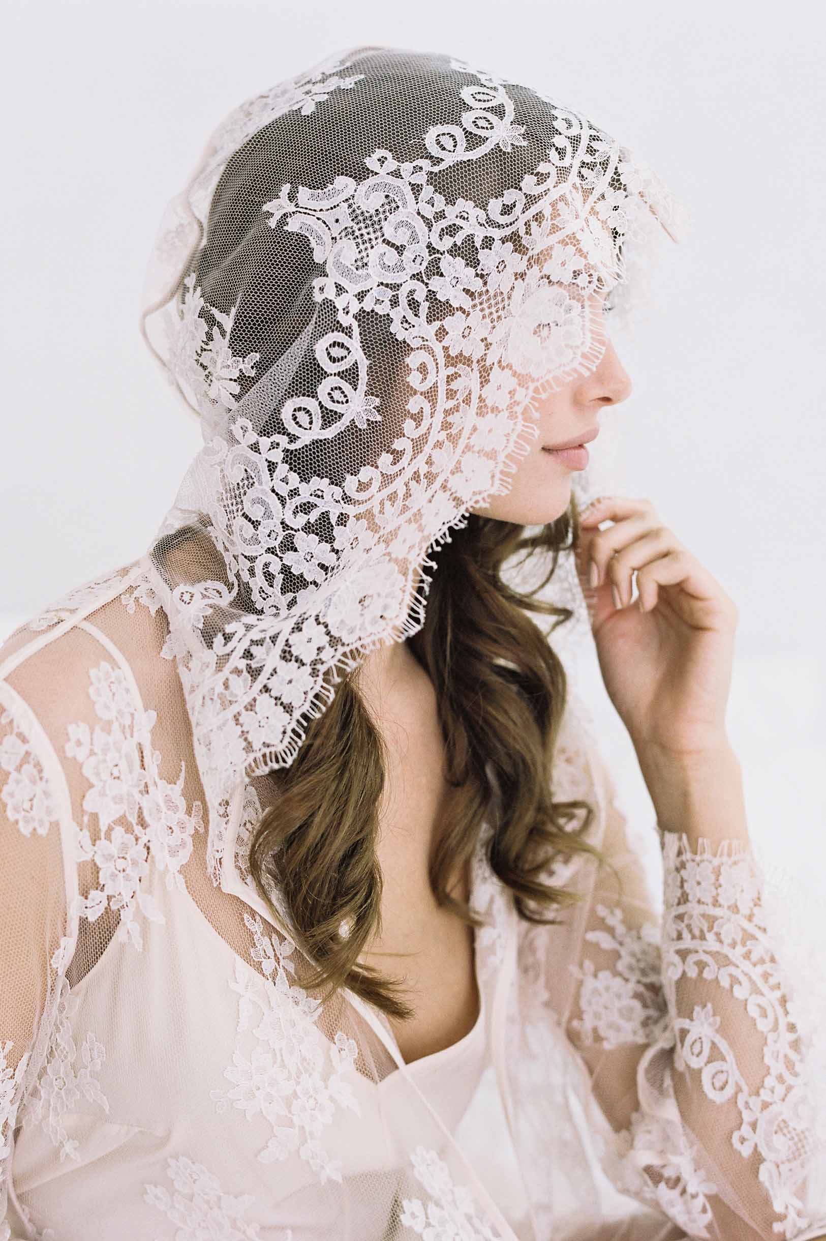 Stella Hooded French lace robe in Ivory