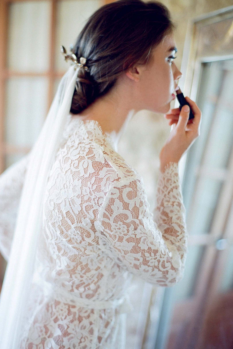 Anthropologie Giselle Leavers Lace Robe bride getting ready Jose Villa